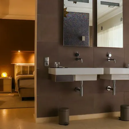 לינה וארוחת בוקר Zawaia 4*